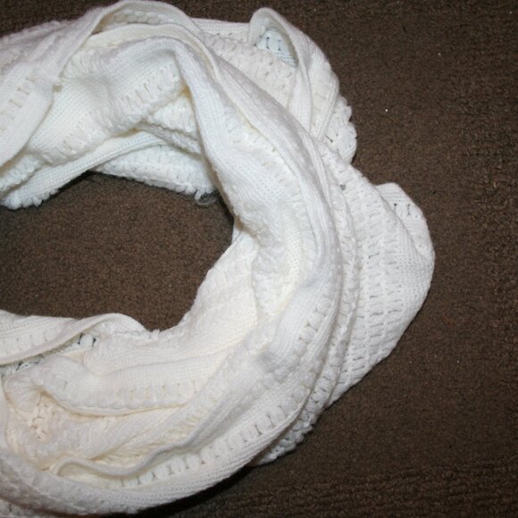 Relativity Infinity Crochet Knit Winter Scarf Color Fresh Snow /White - Picture 4 of 9